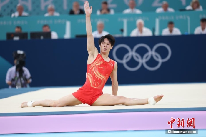 當?shù)貢r間7月29日，巴黎奧運會體操男子團體決賽在貝爾西體育館舉行，由鄒敬園、張博恒、劉洋、肖若騰、蘇煒德組成的中國隊獲得銀牌。圖為中國隊選手蘇煒德在自由操比賽中。<a target='_blank' href='/'>中新社</a>記者 盛佳鵬 攝