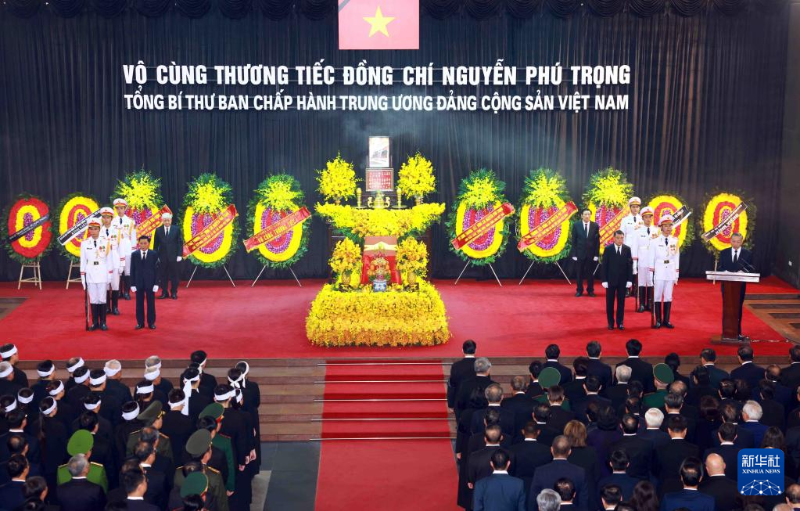 這是7月26日在越南河內(nèi)國家殯儀館拍攝的追悼會現(xiàn)場。（圖源：新華社）