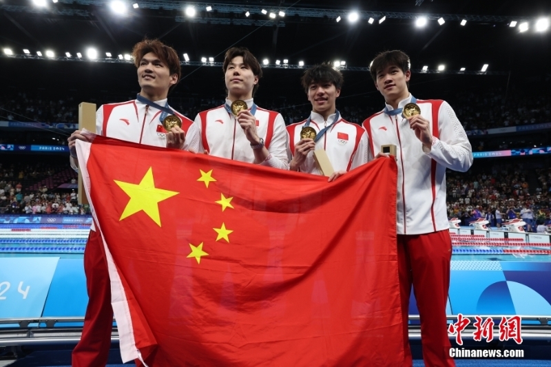 當(dāng)?shù)貢r(shí)間8月4日，在巴黎奧運(yùn)會游泳項(xiàng)目男子4x100米混合泳接力決賽中，由徐嘉余、覃海洋、孫佳俊、潘展樂組成的中國隊(duì)奪得金牌。圖為徐嘉余、覃海洋、孫佳俊、潘展樂（從左至右）展示獎(jiǎng)牌。
