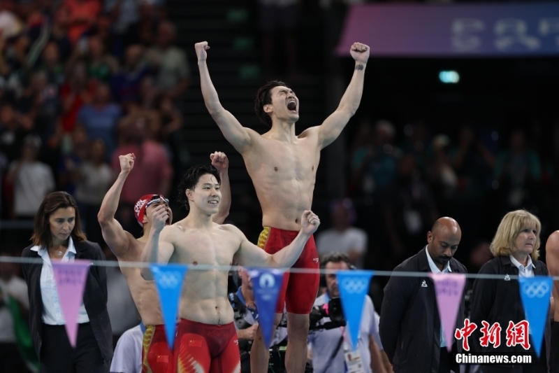 當(dāng)?shù)貢r(shí)間8月4日，在巴黎奧運(yùn)會游泳項(xiàng)目男子4x100米混合泳接力決賽中，由徐嘉余、覃海洋、孫佳俊、潘展樂組成的中國隊(duì)奪得金牌。圖為中國隊(duì)選手在奪冠后慶祝。
