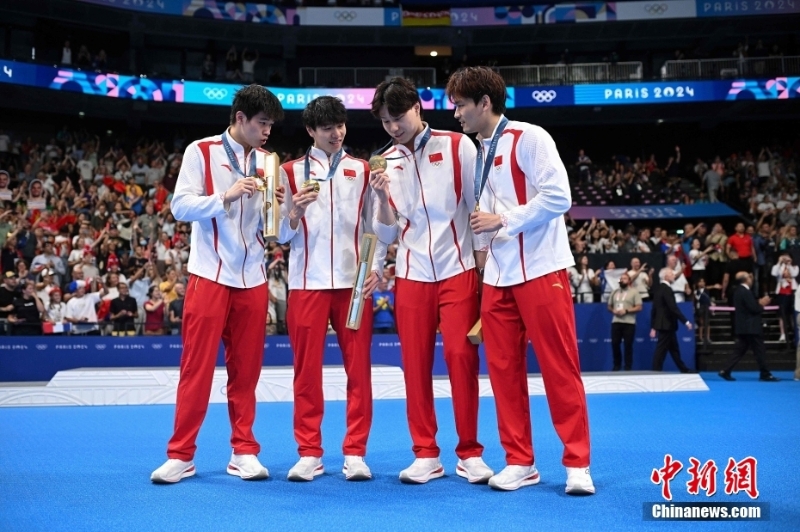 當(dāng)?shù)貢r(shí)間8月4日，在巴黎奧運(yùn)會游泳項(xiàng)目男子4x100米混合泳接力決賽中，由徐嘉余、覃海洋、孫佳俊、潘展樂組成的中國隊(duì)奪得金牌。
