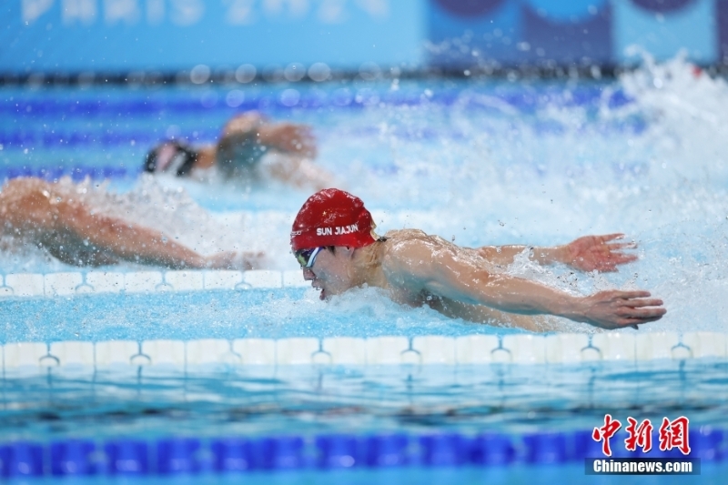 當(dāng)?shù)貢r(shí)間8月4日，在巴黎奧運(yùn)會游泳項(xiàng)目男子4x100米混合泳接力決賽中，由徐嘉余、覃海洋、孫佳俊、潘展樂組成的中國隊(duì)奪得金牌。圖為孫佳俊在比賽中。