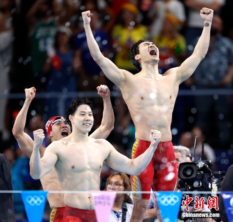 當(dāng)?shù)貢r(shí)間8月4日，巴黎奧運(yùn)會男子4×100米混合泳接力決賽中，由徐嘉余、覃海洋、孫佳俊、潘展樂組成的中國隊(duì)獲得金牌。這是中國游泳隊(duì)巴黎奧運(yùn)會第2枚金牌。圖為中國隊(duì)?wèi)c祝勝利。