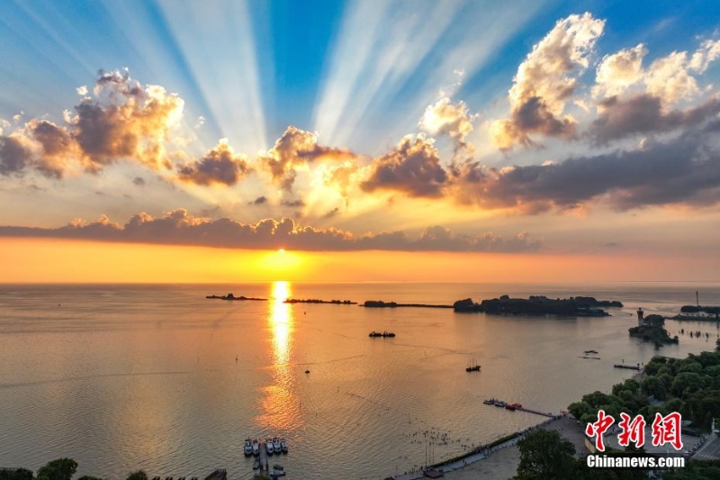 8月4日傍晚，江蘇淮安，航拍洪澤湖夕陽美。洪澤湖清淡平靜的湖水，“孕育”出了豐富的水產(chǎn)資源和富有特色的旅游資源。（無人機(jī)照片）
