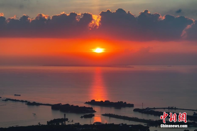 8月4日傍晚，江蘇淮安，航拍洪澤湖夕陽美。洪澤湖清淡平靜的湖水，“孕育”出了豐富的水產(chǎn)資源和富有特色的旅游資源。（無人機(jī)照片）