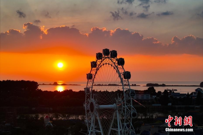8月4日傍晚，江蘇淮安，航拍洪澤湖夕陽美。洪澤湖清淡平靜的湖水，“孕育”出了豐富的水產(chǎn)資源和富有特色的旅游資源。（無人機(jī)照片）