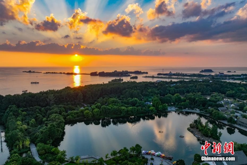 8月4日傍晚，江蘇淮安，航拍洪澤湖夕陽美。洪澤湖清淡平靜的湖水，“孕育”出了豐富的水產(chǎn)資源和富有特色的旅游資源。（無人機(jī)照片）