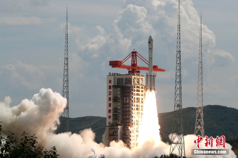 北京時(shí)間2024年8月6日14時(shí)42分，我國(guó)在太原衛(wèi)星發(fā)射中心使用長(zhǎng)征六號(hào)改運(yùn)載火箭，成功將千帆極軌01組衛(wèi)星發(fā)射升空，衛(wèi)星順利進(jìn)入預(yù)定軌道，發(fā)射任務(wù)獲得圓滿成功。此次任務(wù)是長(zhǎng)征系列運(yùn)載火箭的第530次飛行。圖為千帆極軌01組衛(wèi)星發(fā)射中。