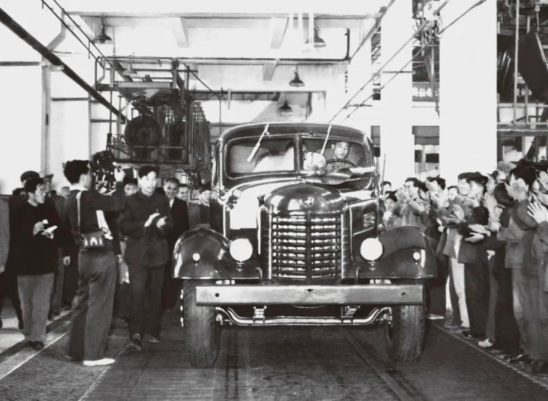 1956年7月13日，第一輛解放牌汽車駛下裝配線（資料照片）。（圖源：新華社）