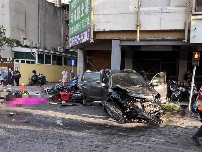 臺(tái)灣成功大學(xué)女職員開(kāi)車突發(fā)癲癇 高速?zèng)_撞7車