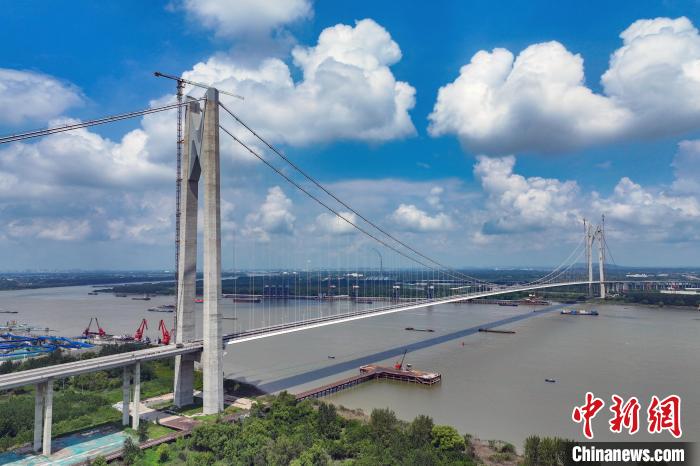 長江南京段大跨度懸索橋建設(shè)穩(wěn)步推進展雄姿