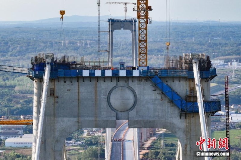 南京龍?zhí)堕L江大橋建設(shè)穩(wěn)步推進  鋼橋面鋪裝施工啟動