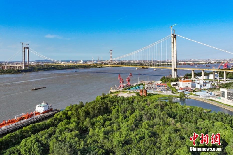 南京龍?zhí)堕L江大橋建設(shè)穩(wěn)步推進  鋼橋面鋪裝施工啟動