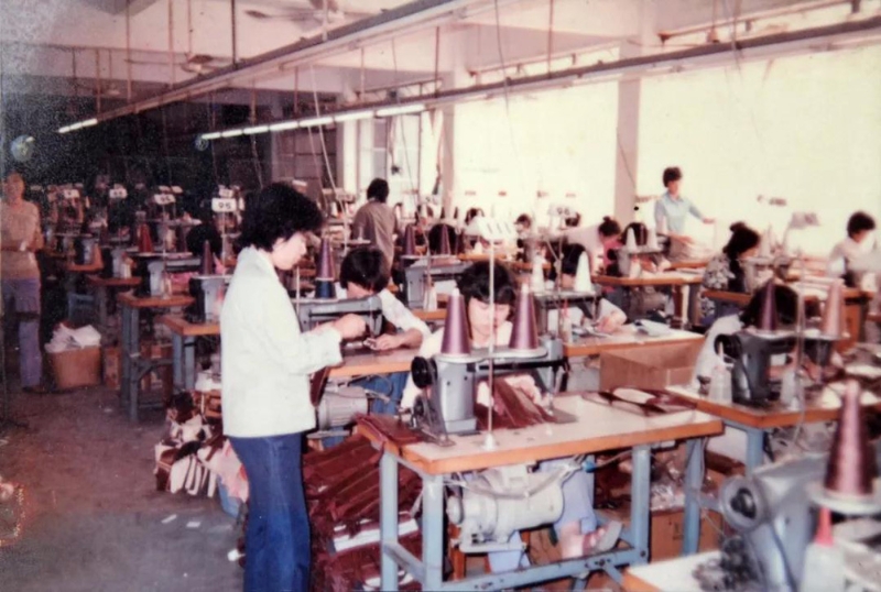 1978年，全國首家“三來一補”企業(yè)太平手袋廠落戶東莞。圖為位于虎門鎮(zhèn)的廠房生產(chǎn)車間。（圖源：香港文匯網(wǎng)）