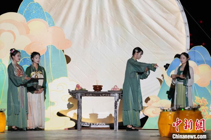 長沙基層勞動者吃合攏宴、觀祭月禮迎中秋節(jié)