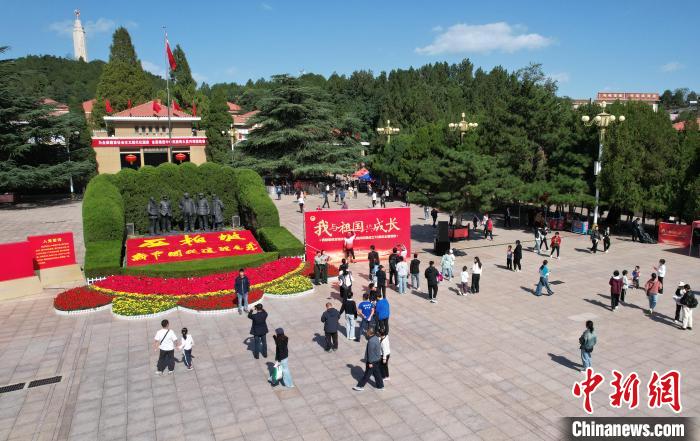 西柏坡：迎國(guó)慶假期“紅色旅游熱”