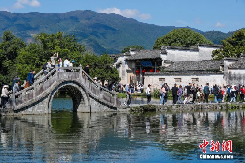 安徽黟縣：畫(huà)里宏村醉游人