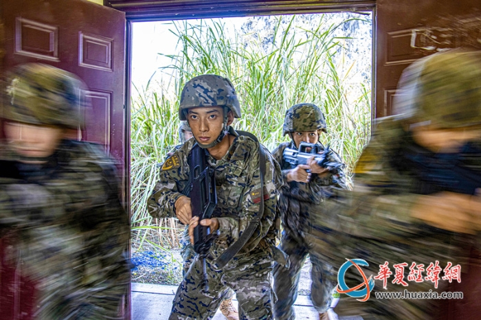 2、武警官兵在戰(zhàn)術(shù)訓(xùn)練突入房屋。劉晨 攝_副本