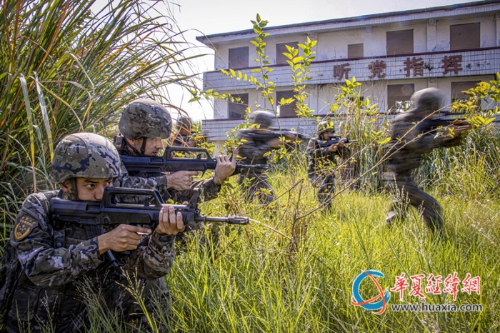 1、武警官兵在戰(zhàn)術(shù)訓(xùn)練中協(xié)同搜索前進(jìn)。劉晨 攝_副本