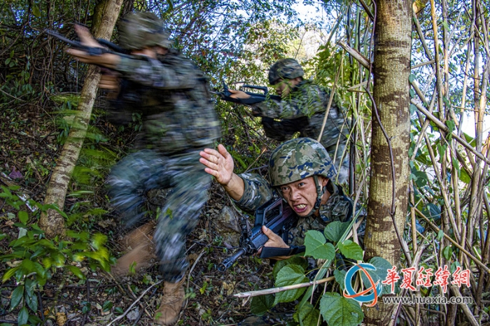 3、武警官兵在戰(zhàn)術(shù)訓(xùn)練發(fā)起進(jìn)攻。劉晨 攝_副本