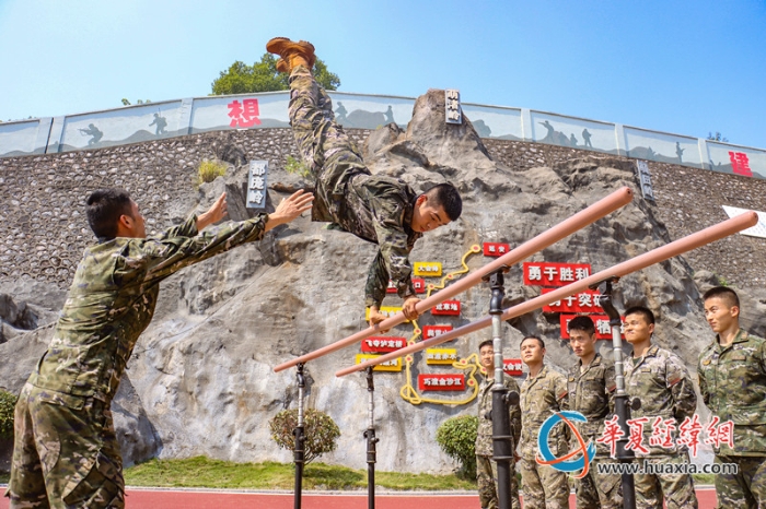 6、武警官兵在器械訓(xùn)練中身姿矯健。 黃卓森 攝_副本