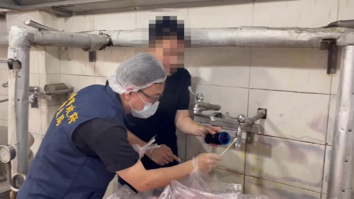 高雄市衛(wèi)生局前往中正預校，采集烹煮現(xiàn)場檢體送驗