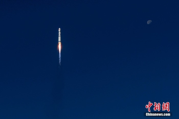 北京時(shí)間2024年10月22日8時(shí)10分，我國在太原衛(wèi)星發(fā)射中心使用長征六號運(yùn)載火箭，成功將天平三號衛(wèi)星發(fā)射升空，衛(wèi)星順利進(jìn)入預(yù)定軌道，發(fā)射任務(wù)獲得圓滿成功。該衛(wèi)星主要用于地面雷達(dá)設(shè)備標(biāo)校和RCS測量，為地面光學(xué)設(shè)備成像試驗(yàn)和低軌空間環(huán)境探測監(jiān)視試驗(yàn)提供支持，為大氣空間環(huán)境測量和軌道預(yù)報(bào)模型修正提供服務(wù)。鄭逃逃 攝