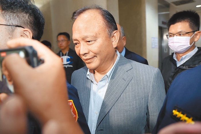 臺(tái)北地檢署偵辦超思與亮采進(jìn)口雞蛋案，28日以被告身分傳喚前農(nóng)業(yè)部長陳吉仲、前中央畜產(chǎn)會(huì)董事長林聰賢、農(nóng)業(yè)部長陳駿季（見圖）3人
