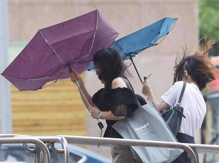 氣象粉專提醒，明天準(zhǔn)備迎接近20年範(fàn)圍最大的登陸颱風(fēng)，全臺都相當(dāng)有感。（本報資料照片）