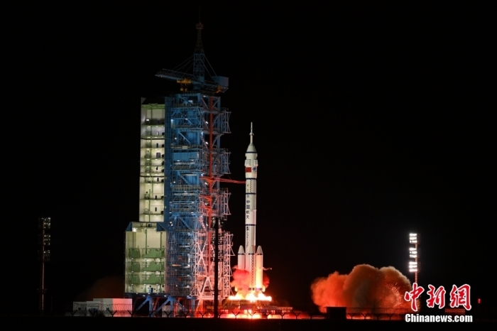 北京時(shí)間2024年10月30日4時(shí)27分，搭載神舟十九號(hào)載人飛船的長(zhǎng)征二號(hào)F遙十九運(yùn)載火箭在酒泉衛(wèi)星發(fā)射中心點(diǎn)火發(fā)射。汪江波 攝