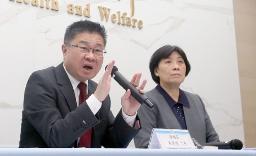 衛(wèi)福部霸凌案件頻傳，衛(wèi)福部次長呂建德（左起）及人事處長李玉惠29日召開記者會說明最新調(diào)查結(jié)果