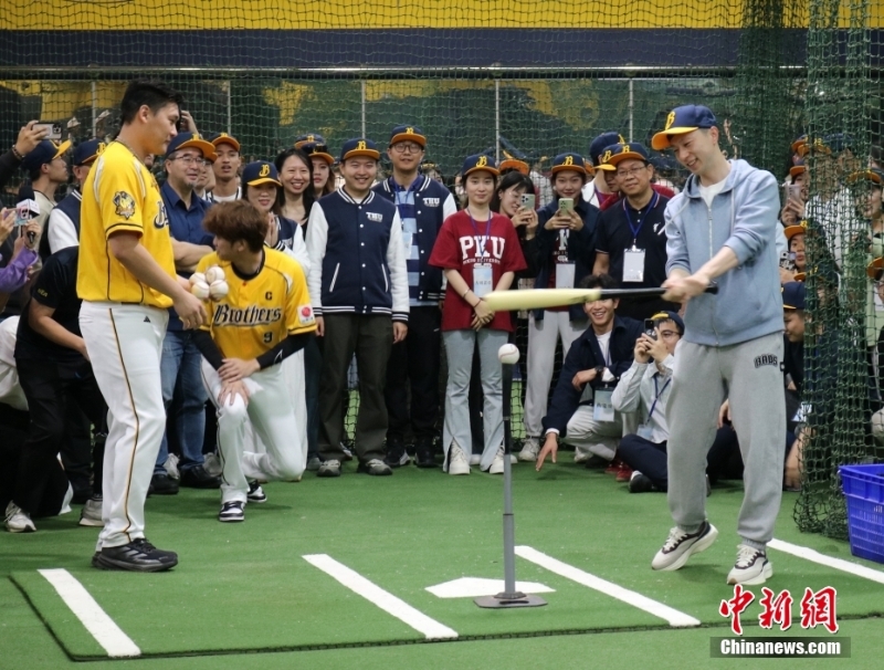 大陸高校師生體驗(yàn)棒球、游覽日月潭