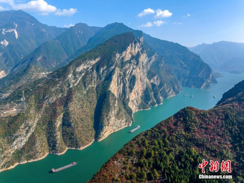三峽庫區(qū)航運(yùn)繁忙有序