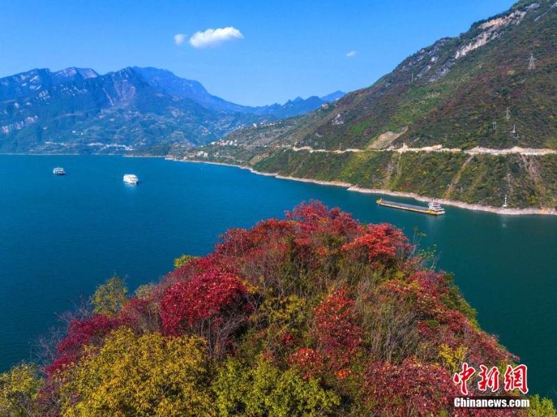 三峽庫區(qū)航運(yùn)繁忙有序