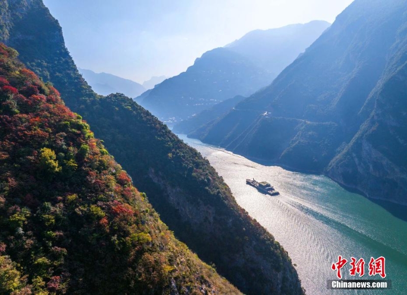 三峽庫區(qū)航運(yùn)繁忙有序