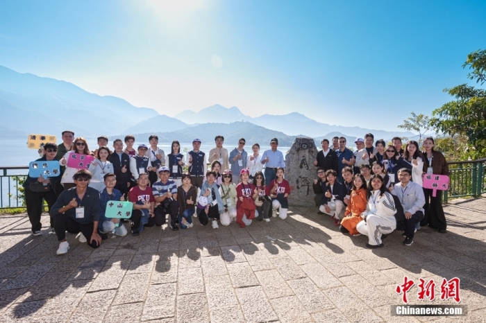 12月1日，大陸高校師生赴臺(tái)訪問團(tuán)一行游覽位于南投縣的日月潭。<a target='_blank' href='/'>中新社</a>發(fā) 馬英九文教基金會(huì) 供圖