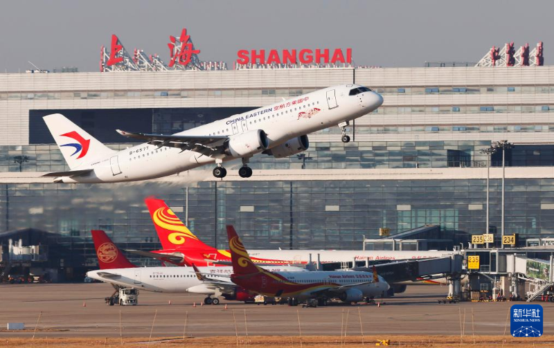 1月1日，東航C919執(zhí)飛的MU721航班從上海虹橋機(jī)場(chǎng)起飛。新華社發(fā)（東方航空供圖）