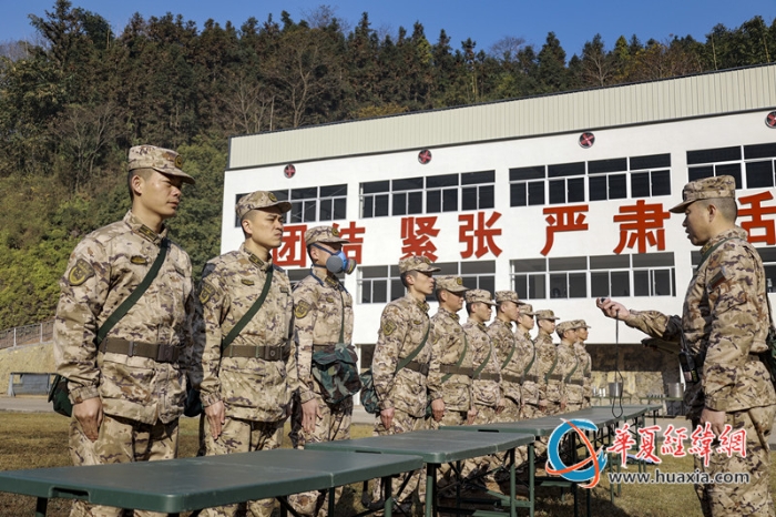 5 防毒面具使用訓(xùn)練。毛胤德攝_副本