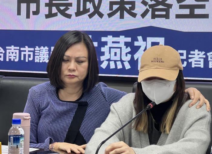 臺(tái)南市議員林燕祝（左）10日找來受虐童家長（右）到場控訴幼兒園不當(dāng)管教