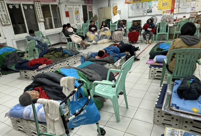 受災(zāi)戶在緊急收容中心，徹夜未眠