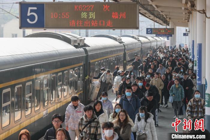 （新春見聞）中國鐵路春運(yùn)單日旅客發(fā)送量創(chuàng)歷史新高