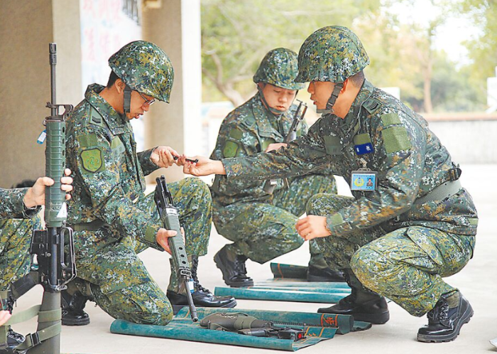 圖為臺軍“后備戰(zhàn)士”練習(xí)槍枝分解與結(jié)合