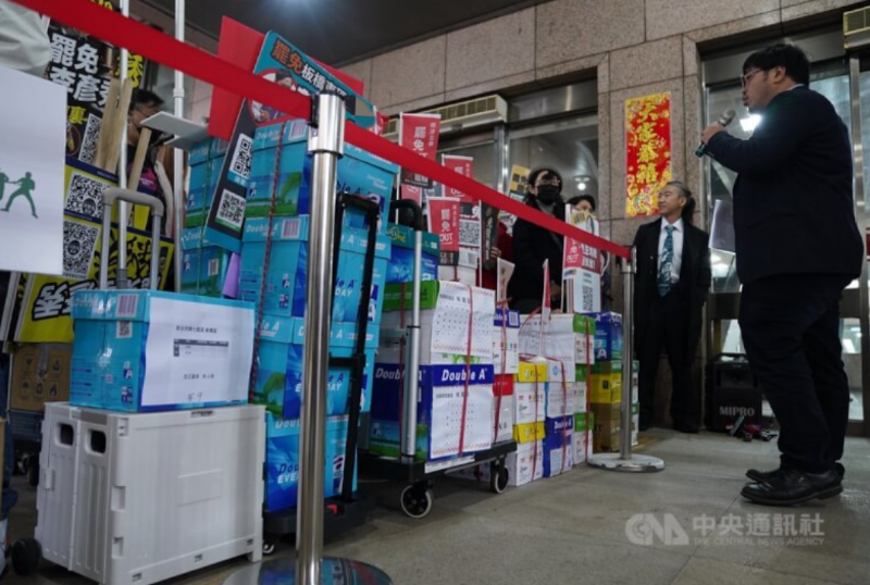 民進(jìn)黨不堪在臺(tái)立法機(jī)構(gòu)連連挫敗，在島內(nèi)發(fā)動(dòng)“大罷免潮”。圖為罷免團(tuán)體前往臺(tái)選務(wù)部門送件。（圖源：臺(tái)灣“中央社”）