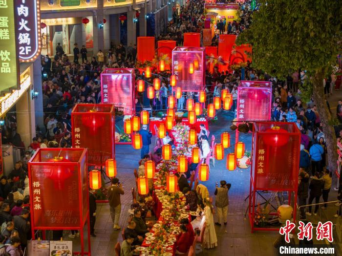 實(shí)拍廣西梧州元宵文旅團(tuán)圓晚宴民眾品美食賞美景