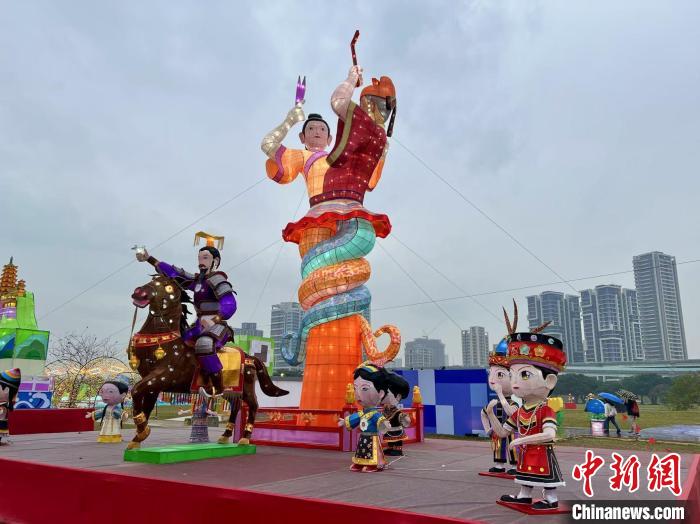 2月12日是乙巳年元宵節(jié)，新北市“靈蛇獻(xiàn)瑞 一起PLAY”燈會上，展出來自江蘇省的花燈。中新社記者 路梅 攝