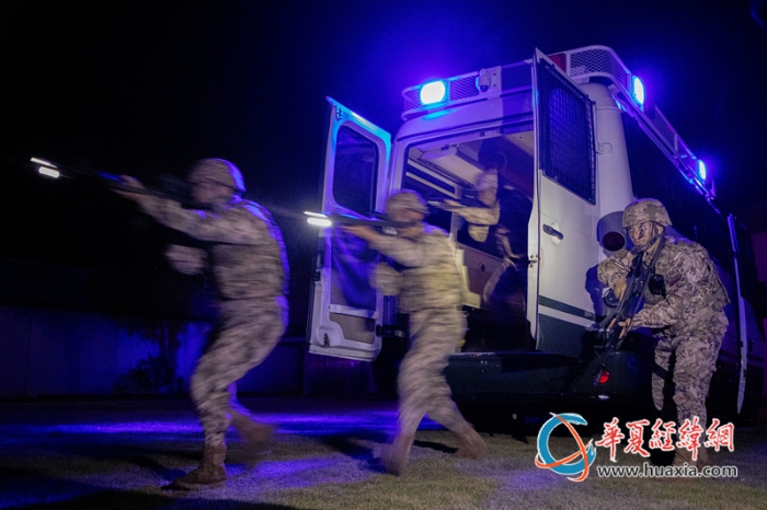圖1：武警官兵迅速出動(dòng)。_副本