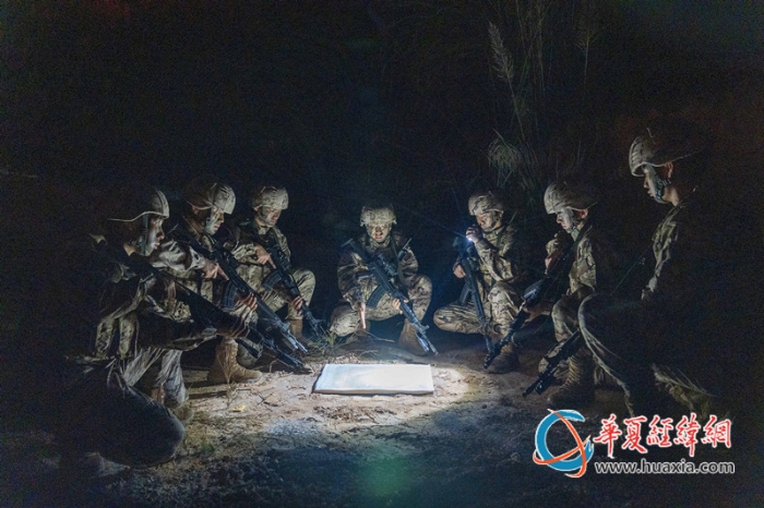 圖2：武警官兵在制定作戰(zhàn)計(jì)劃。_副本
