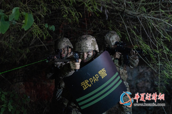 圖3：武警官兵交替掩護(hù)搜索目標(biāo)。_副本