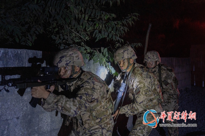 圖4：武警官兵隱蔽接近目標(biāo)。_副本