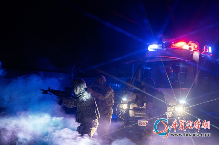 圖5：武警官兵掩護(hù)隊(duì)友追擊目標(biāo)。_副本